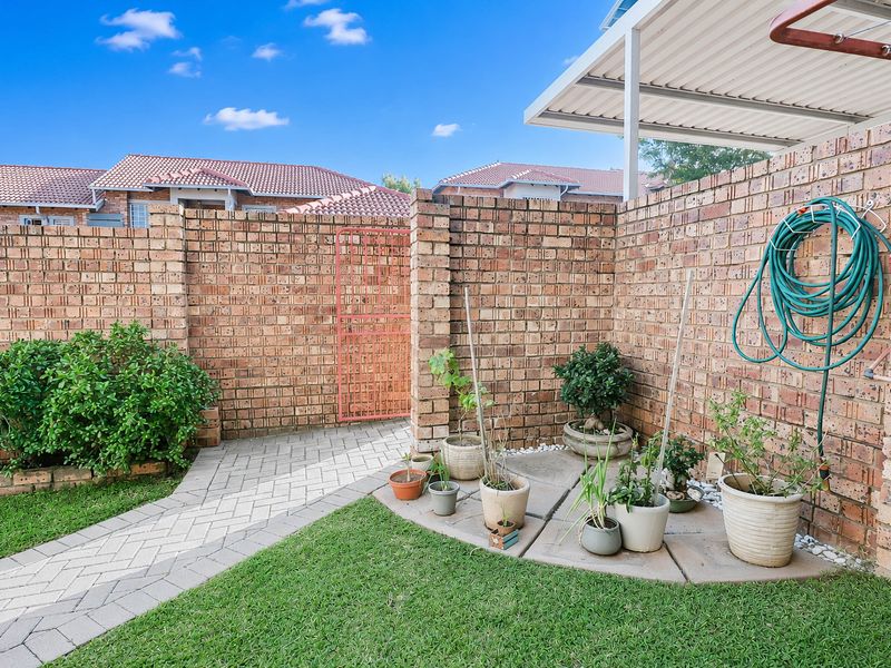 Beautiful Ground Floor Unit with Private Garden! - Photo 3