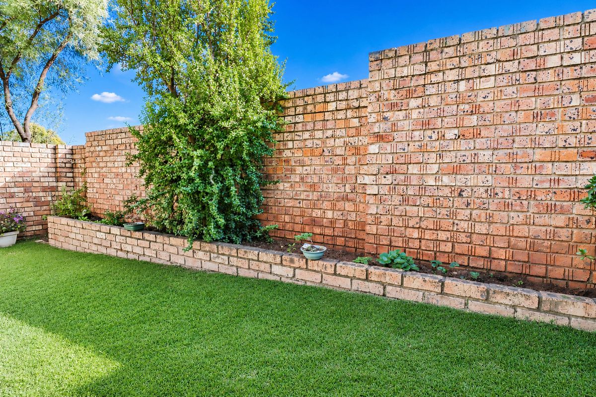 Beautiful Ground Floor Unit with Private Garden! - Photo 5