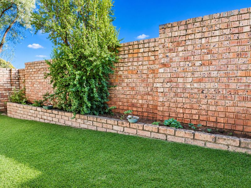 Beautiful Ground Floor Unit with Private Garden! - Photo 5