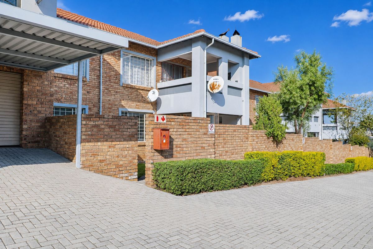 Beautiful Ground Floor Unit with Private Garden! - Photo 2