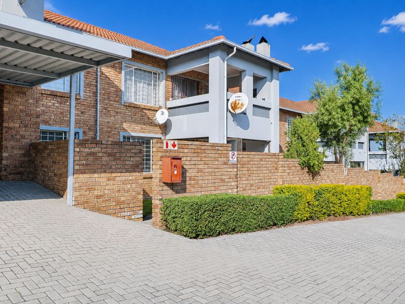 Beautiful Ground Floor Unit with Private Garden! - Photo 2