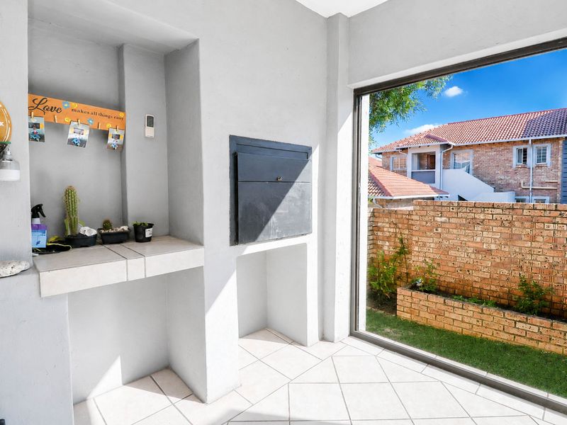 Beautiful Ground Floor Unit with Private Garden! - Photo 9