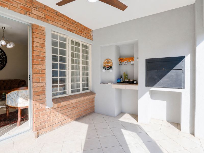 Beautiful Ground Floor Unit with Private Garden! - Photo 8