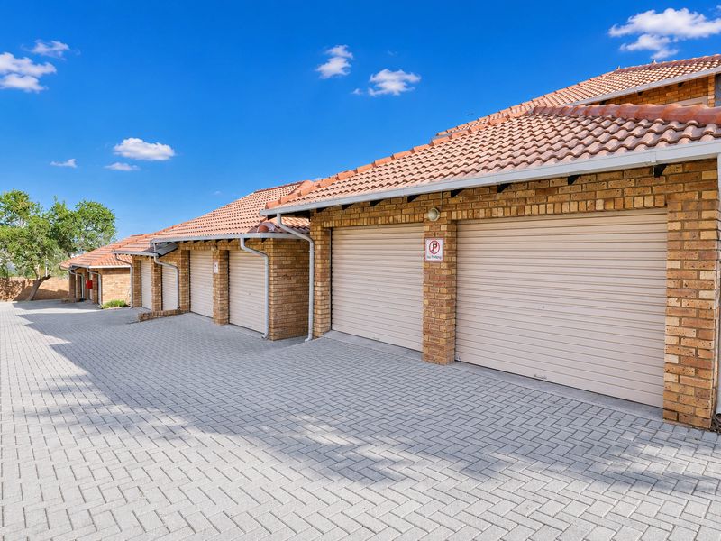 Beautiful Ground Floor Unit with Private Garden! - Photo 6