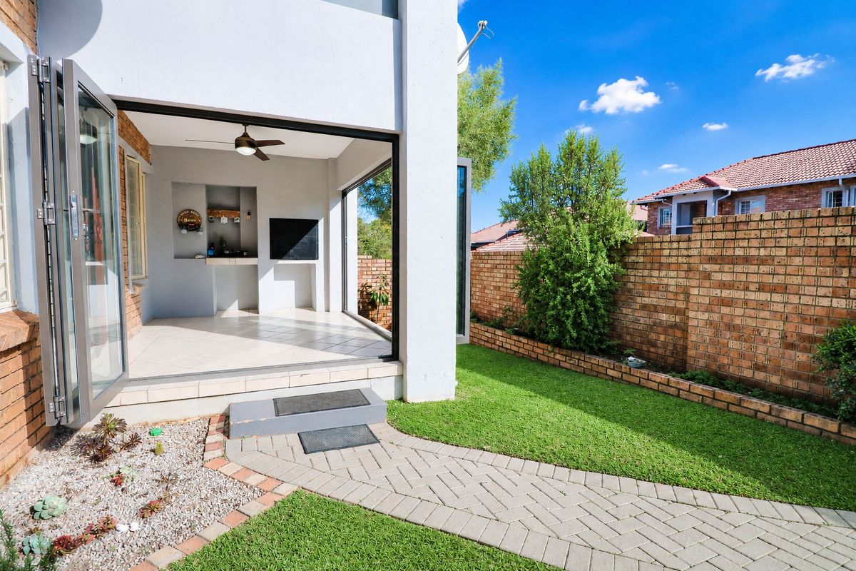 Beautiful Ground Floor Unit with Private Garden! - Photo 4