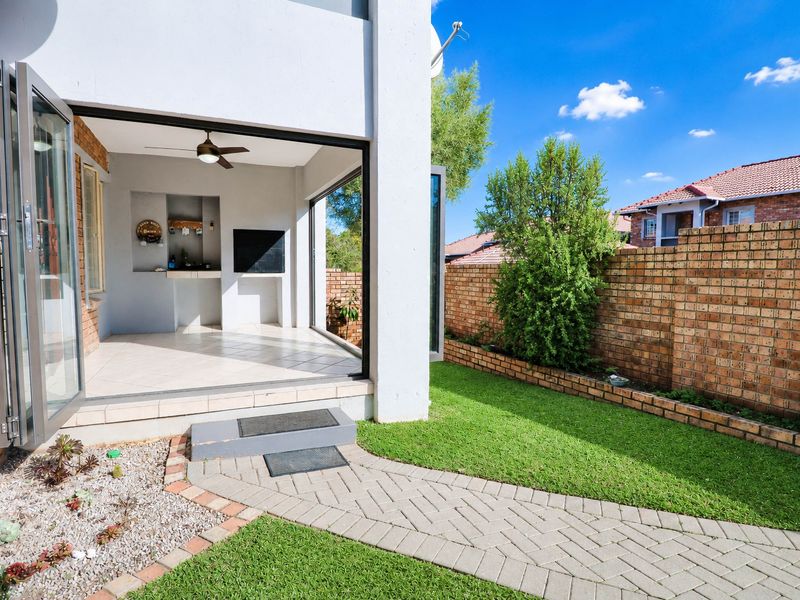 Beautiful Ground Floor Unit with Private Garden! - Photo 4