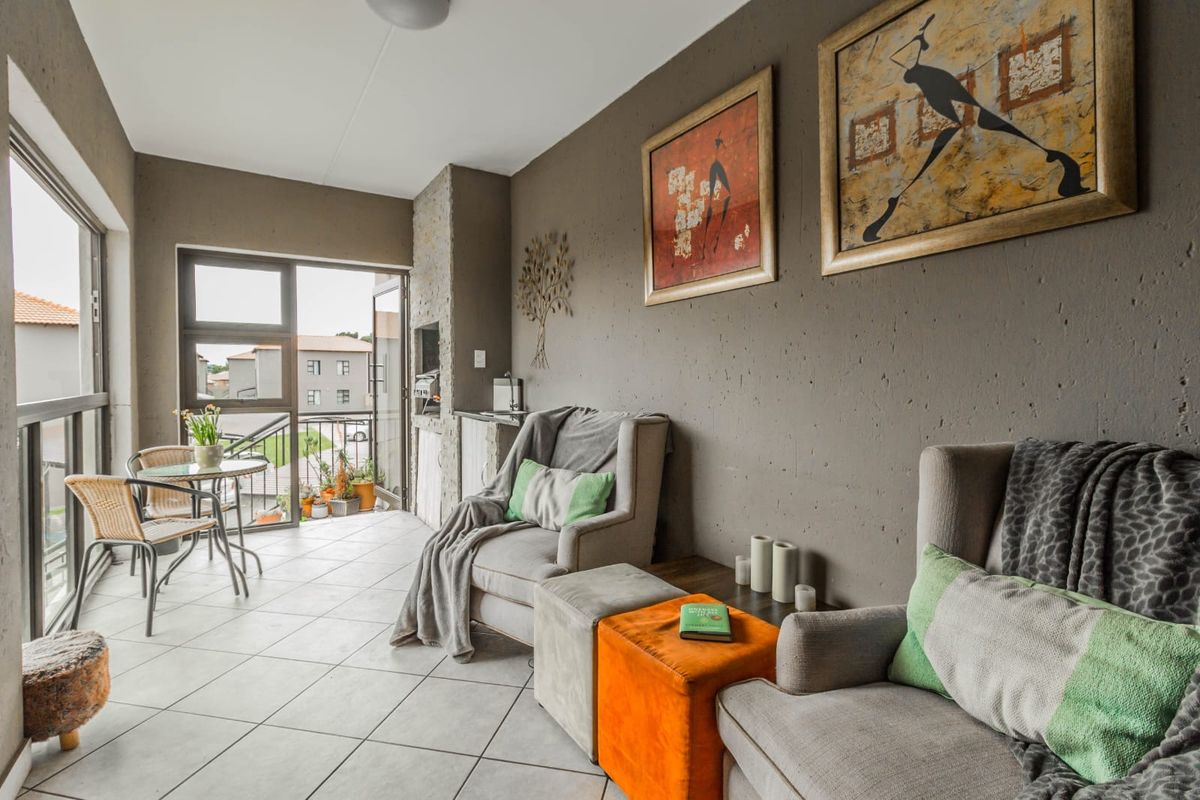 Well maintained 2 bedroom unit - Photo 2