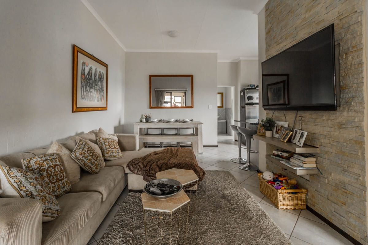 Well maintained 2 bedroom unit - Photo 4