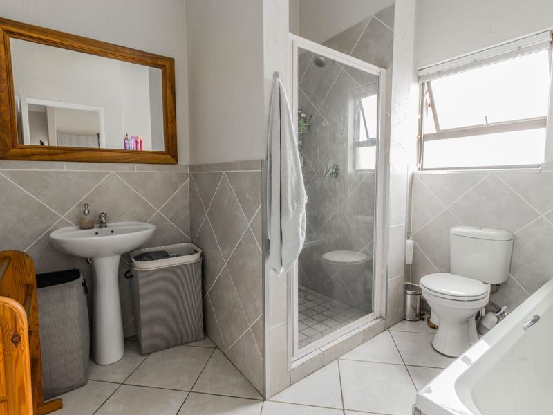 Well maintained 2 bedroom unit - Photo 10