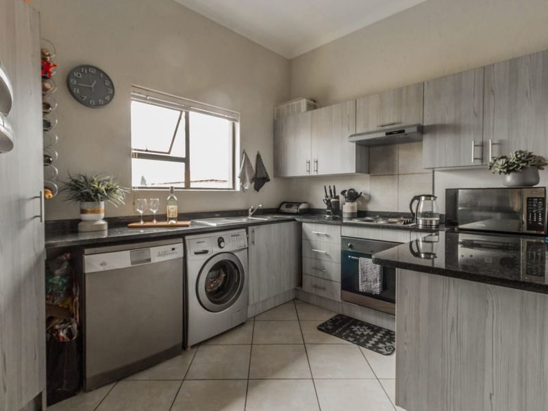 Well maintained 2 bedroom unit - Photo 8