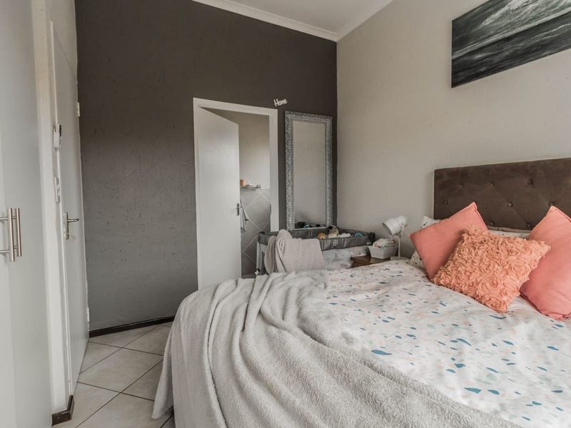 Well maintained 2 bedroom unit - Photo 6