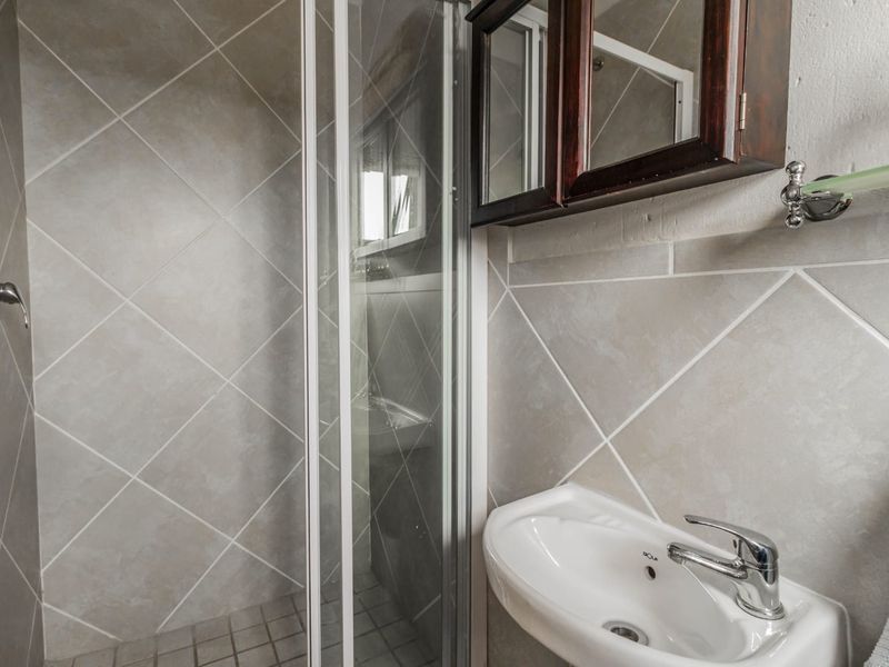 Well maintained 2 bedroom unit - Photo 7