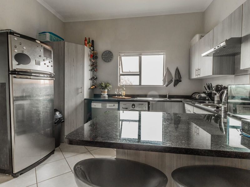 Well maintained 2 bedroom unit - Photo 9