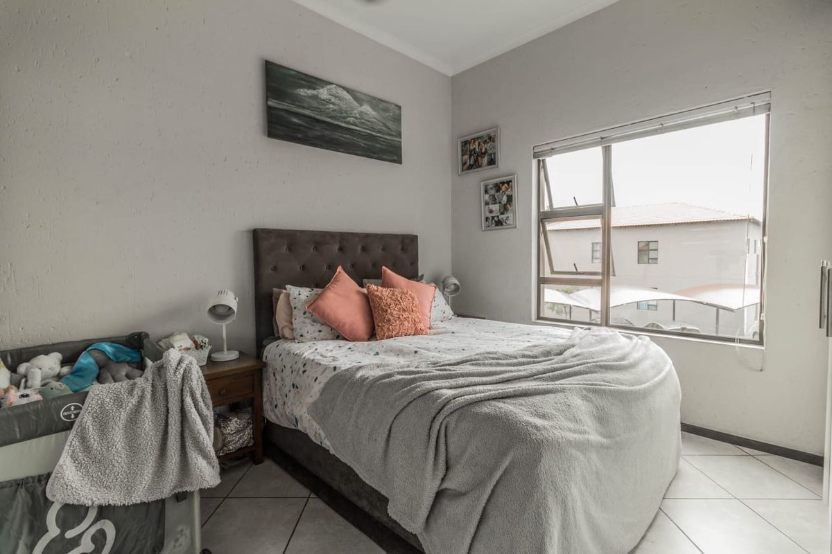 Well maintained 2 bedroom unit - Photo 5