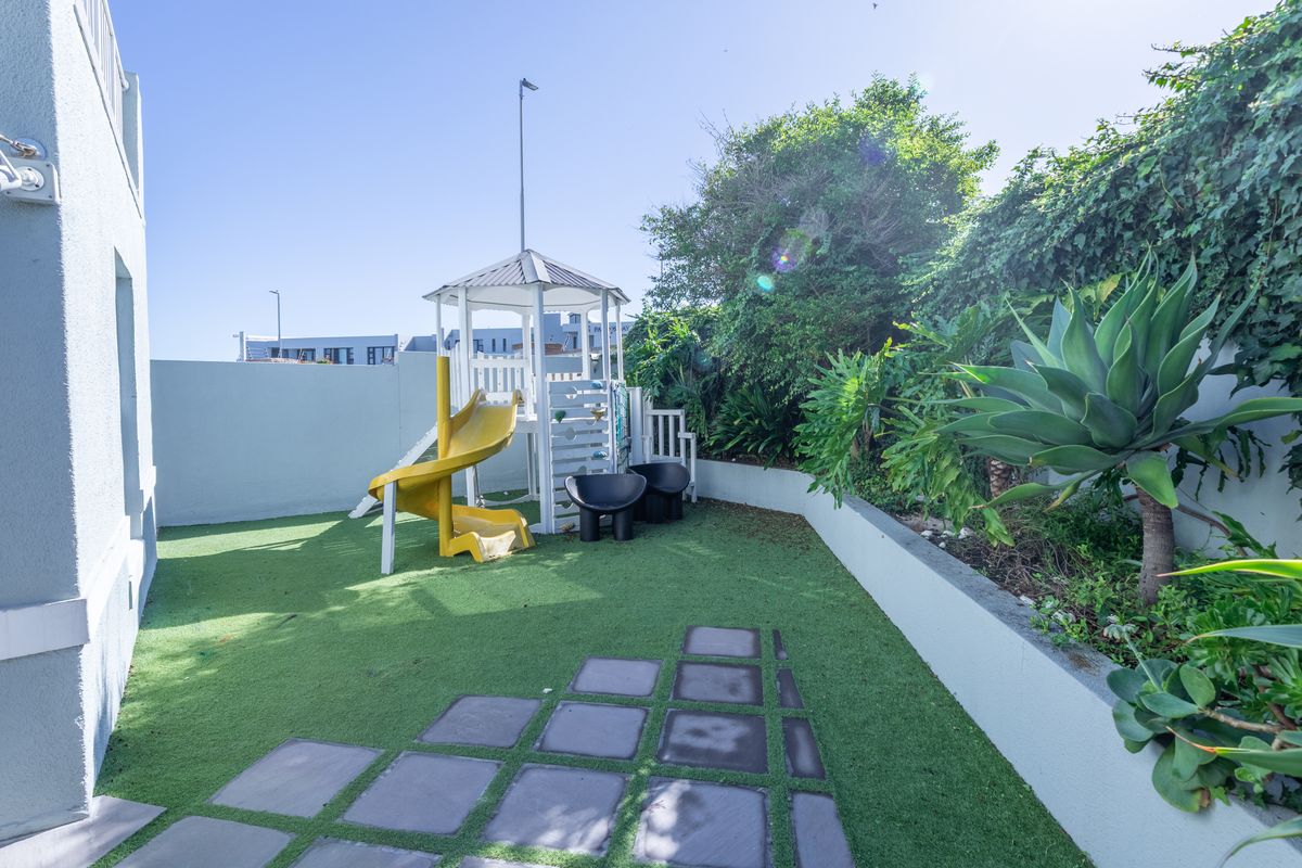 Sole mandate 5beds 3baths double storey home for sale in Big Bay! - Photo 2