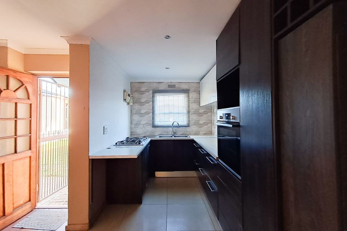 Well-maintained 2-bedroom home in Scottsdene ! - Photo 4