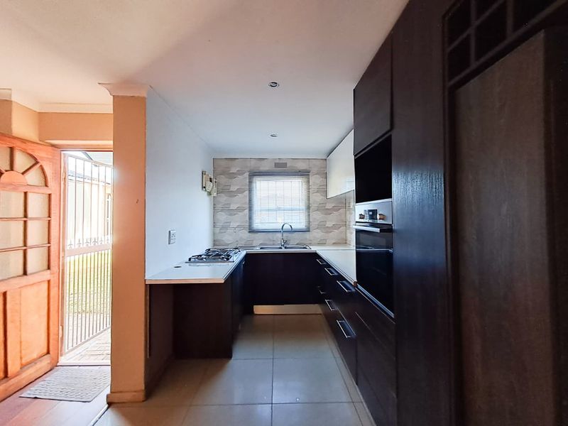 Well-maintained 2-bedroom home in Scottsdene ! - Photo 4