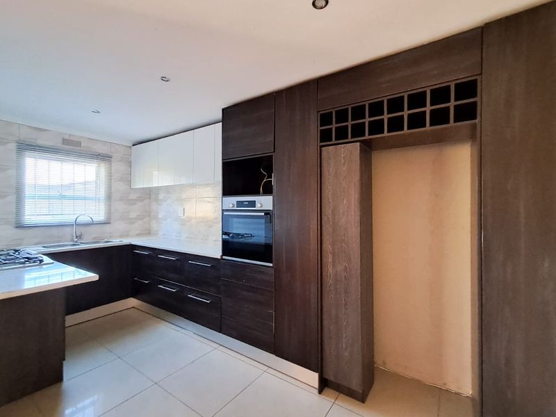Well-maintained 2-bedroom home in Scottsdene ! - Photo 3