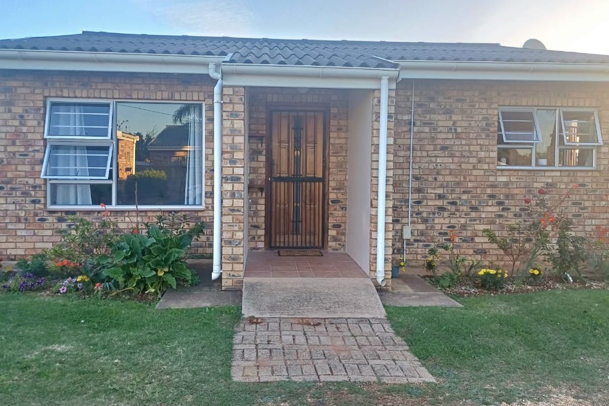 Townhouse for sale in Bothasrus, Despatch. - Photo 2