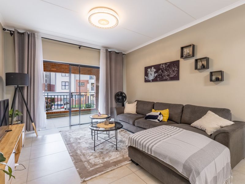 Modern 3 Bed, 2 Bath Unit for Sale in  Canvas 82 Estate, North Riding - Photo 3