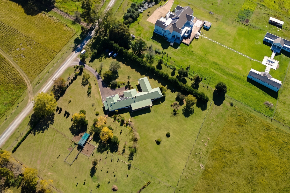 Country Living within a Secure Estate - Non-Distressed Auction. - Photo 3