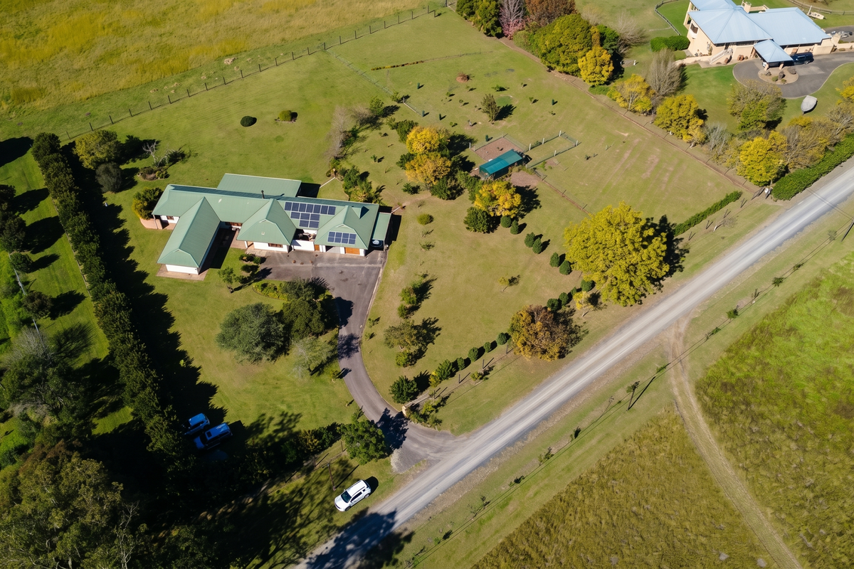 Country Living within a Secure Estate - Non-Distressed Auction. - Photo 2