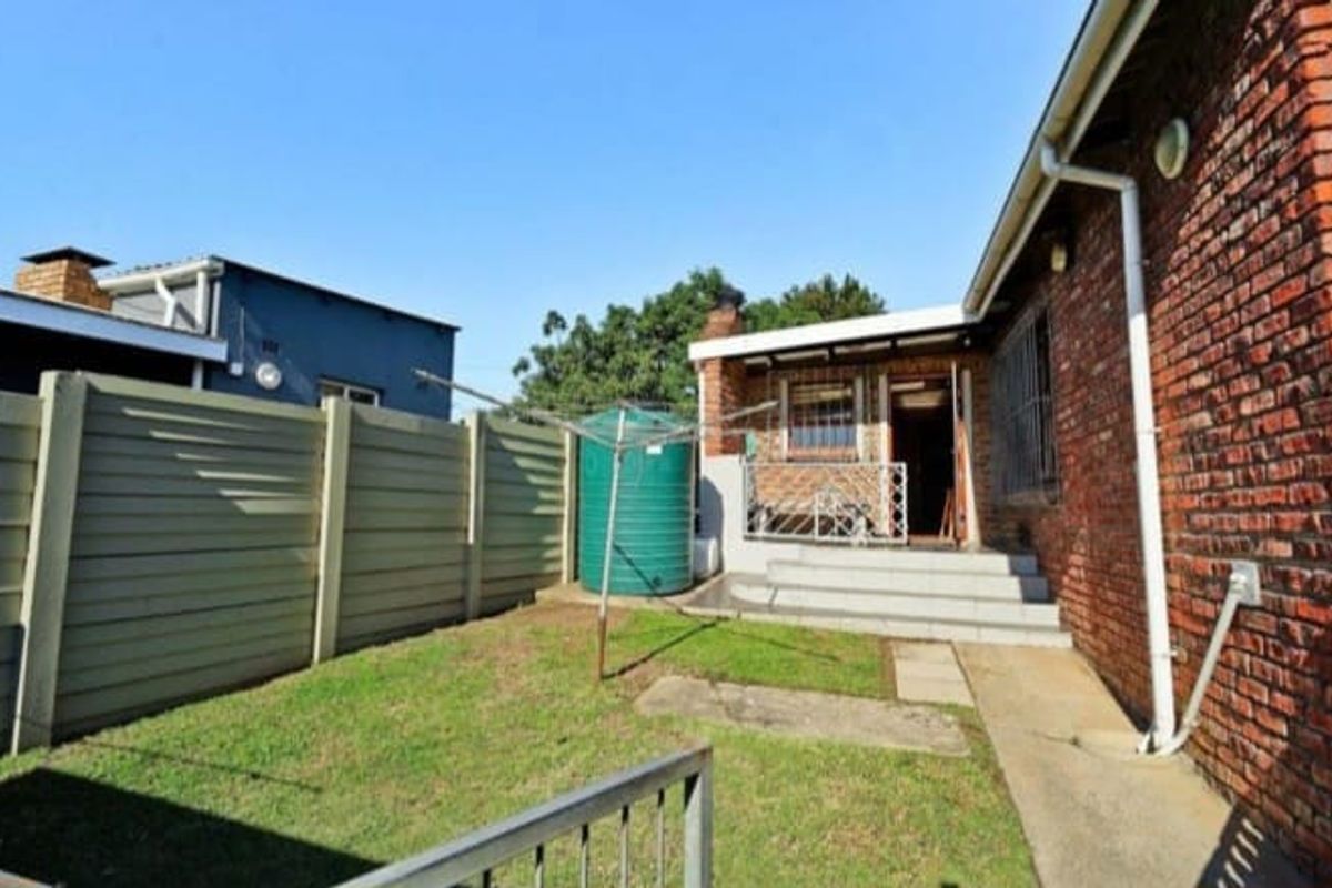 3 Bedroom home with double garage plus a one bedroom granny flat situated in Rosedale Park - Photo 3