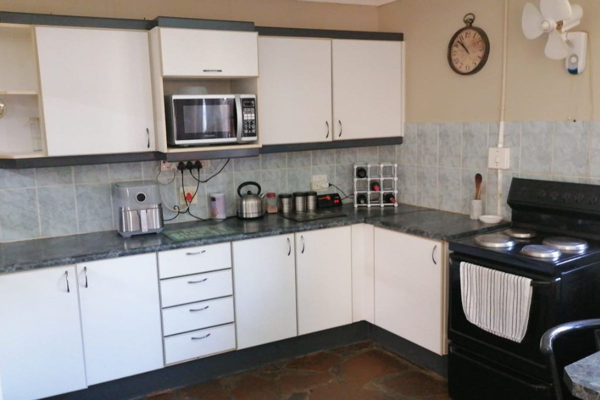 3 Bedroom home with double garage plus a one bedroom granny flat situated in Rosedale Park - Photo 5