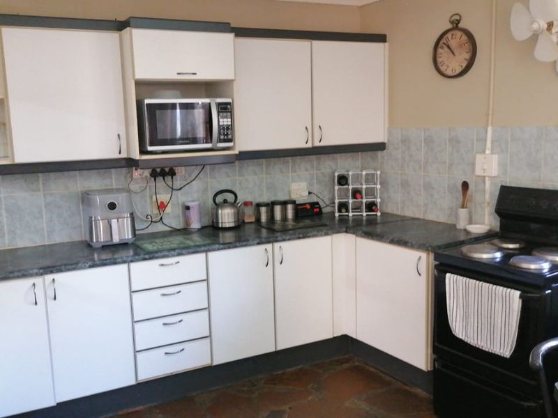 3 Bedroom home with double garage plus a one bedroom granny flat situated in Rosedale Park - Photo 5