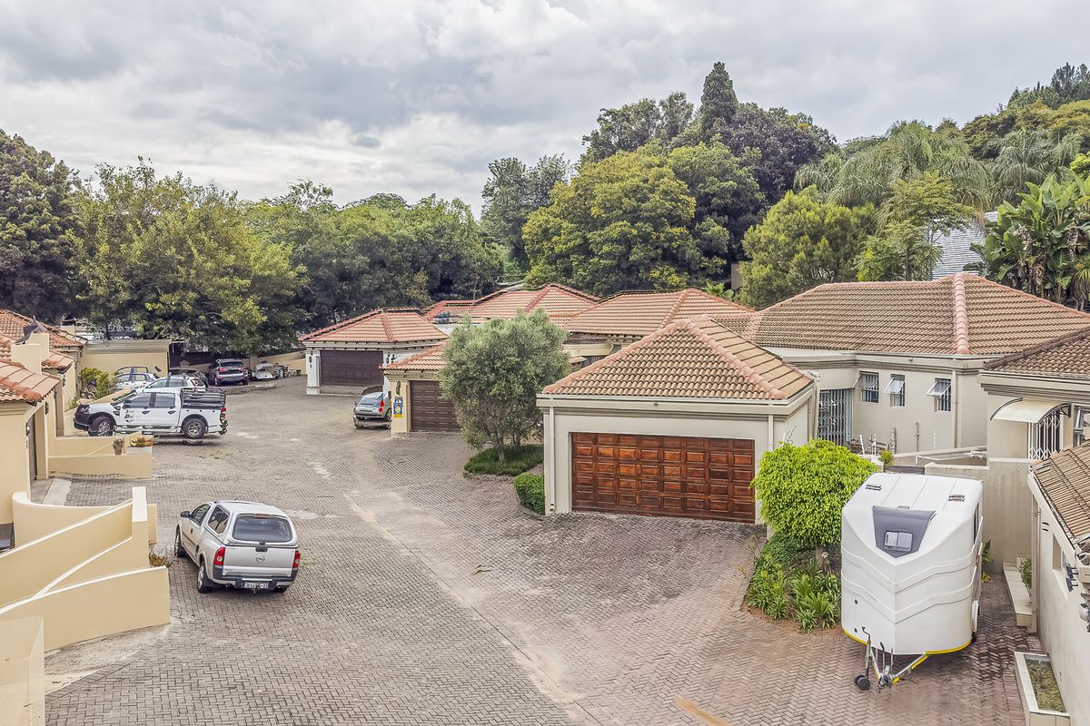 Convenience, Comfort & Great Value Townhouse in Val-de-Grace! - Photo 3