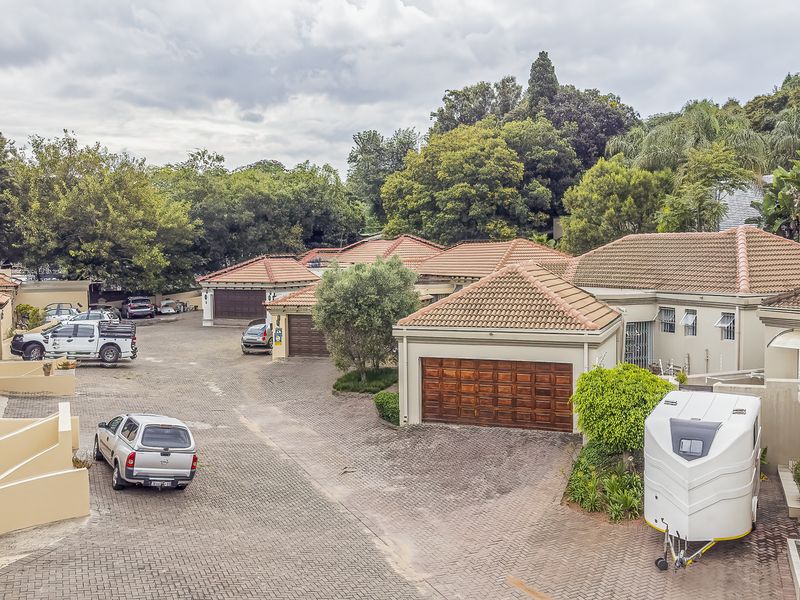 Convenience, Comfort & Great Value Townhouse in Val-de-Grace! - Photo 3