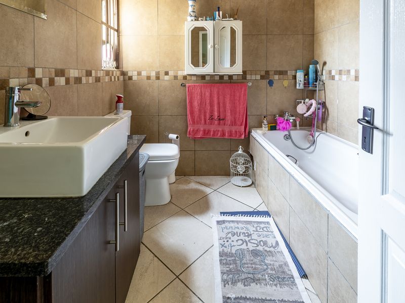 Convenience, Comfort & Great Value Townhouse in Val-de-Grace! - Photo 10