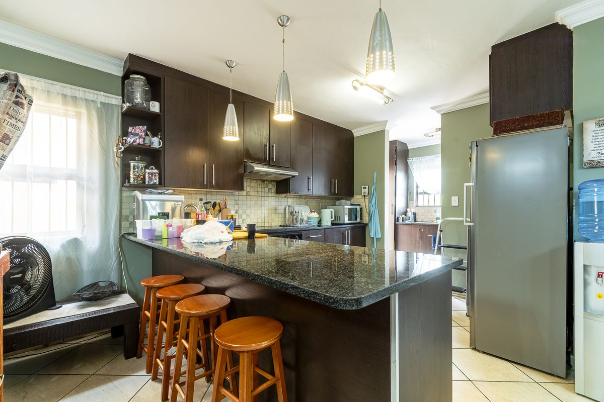 Convenience, Comfort & Great Value Townhouse in Val-de-Grace! - Photo 5