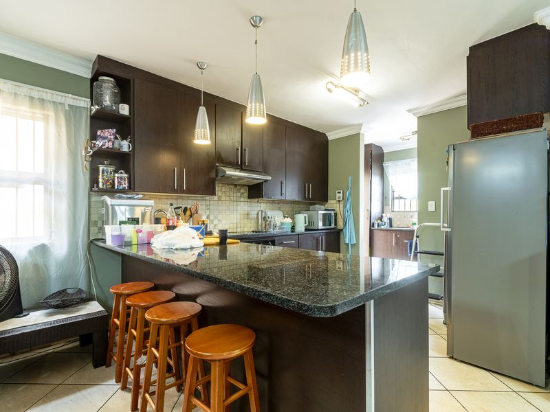 Convenience, Comfort & Great Value Townhouse in Val-de-Grace! - Photo 5