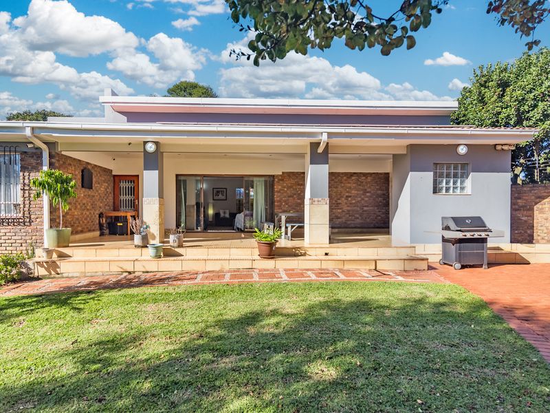 Bidding to start from R1 850 000!! Live Auction! Family home in sought after Eldoraigne - Photo 2