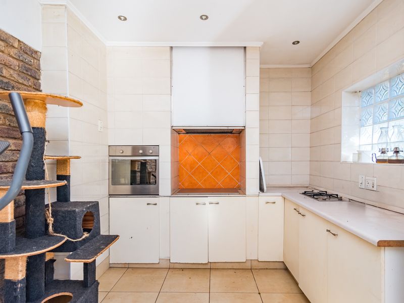 Bidding to start from R1 850 000!! Live Auction! Family home in sought after Eldoraigne - Photo 10