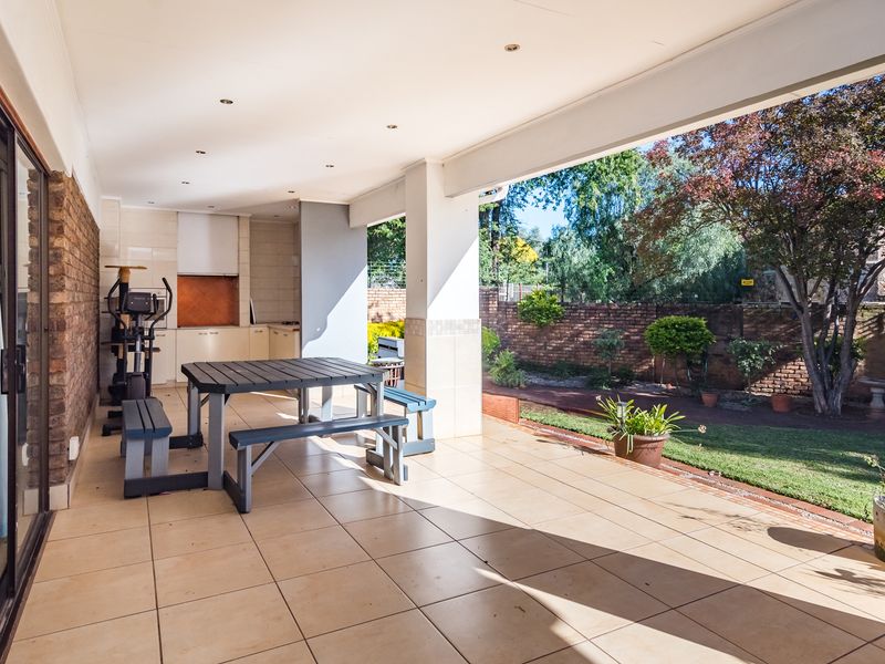 Bidding to start from R1 850 000!! Live Auction! Family home in sought after Eldoraigne - Photo 8
