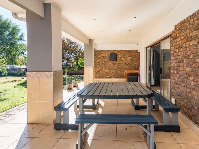 Bidding to start from R1 850 000!! Live Auction! Family home in sought after Eldoraigne - Photo 9