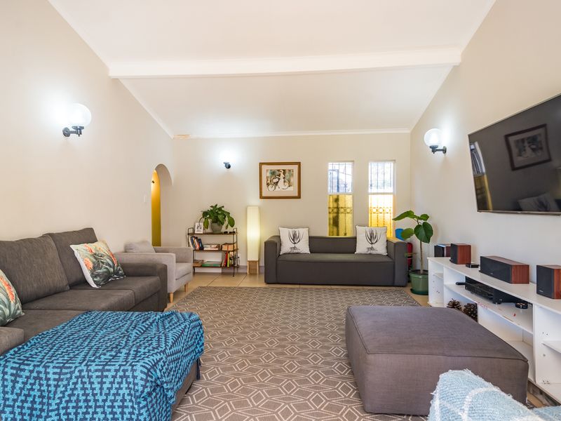 Bidding to start from R1 850 000!! Live Auction! Family home in sought after Eldoraigne - Photo 7