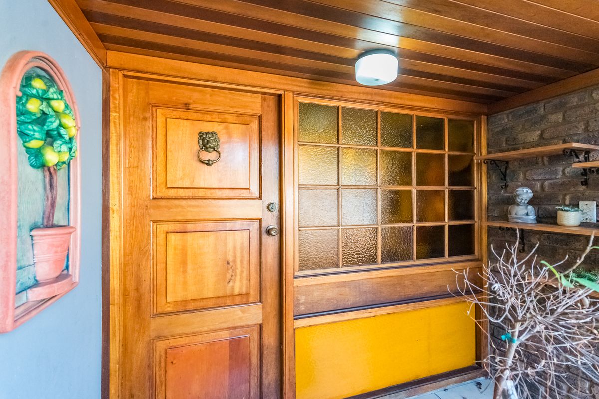 Bidding to start from R1 850 000!! Live Auction! Family home in sought after Eldoraigne - Photo 3