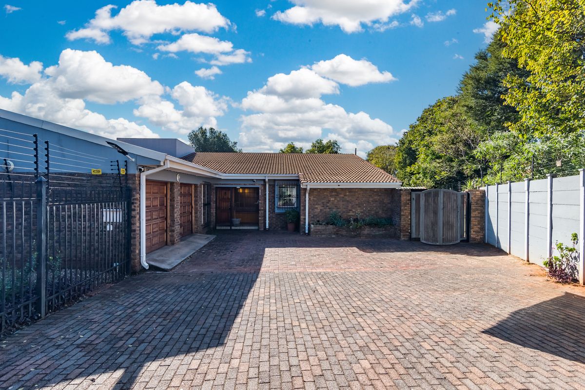 Bidding to start from R1 850 000!! Live Auction! Family home in sought after Eldoraigne - Photo 2