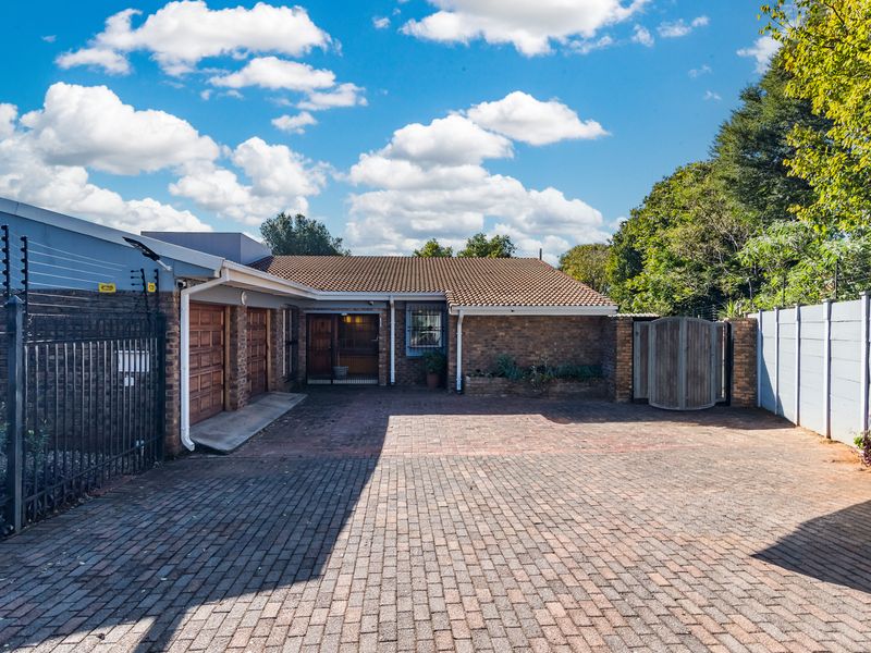 Bidding to start from R1 850 000!! Live Auction! Family home in sought after Eldoraigne - Photo 2