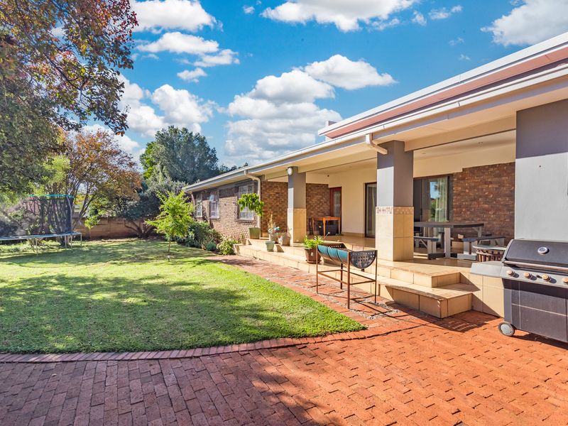 Bidding to start from R1 850 000!! Live Auction! Family home in sought after Eldoraigne - Photo 1