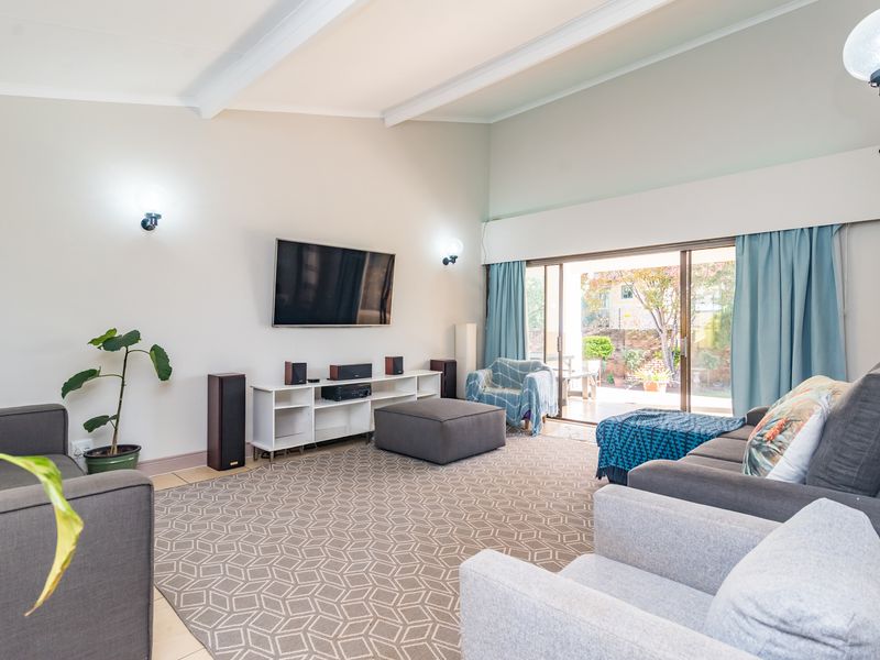 Bidding to start from R1 850 000!! Live Auction! Family home in sought after Eldoraigne - Photo 5