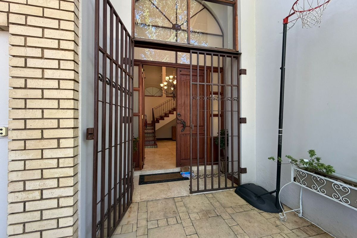 Timeless Luxury Family Home in Prestigious Old Cashan. - Photo 4