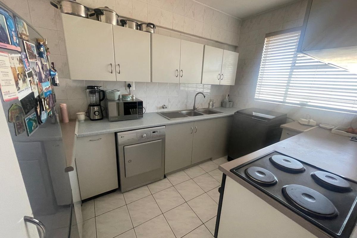 Immaculate 2-Bedroom Apartment with WiFi Included - Photo 4