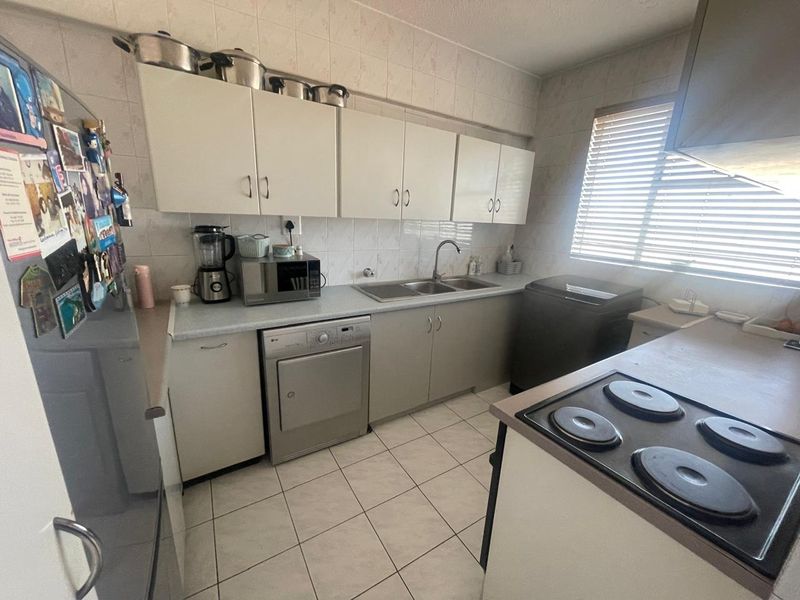 Immaculate 2-Bedroom Apartment with WiFi Included - Photo 4