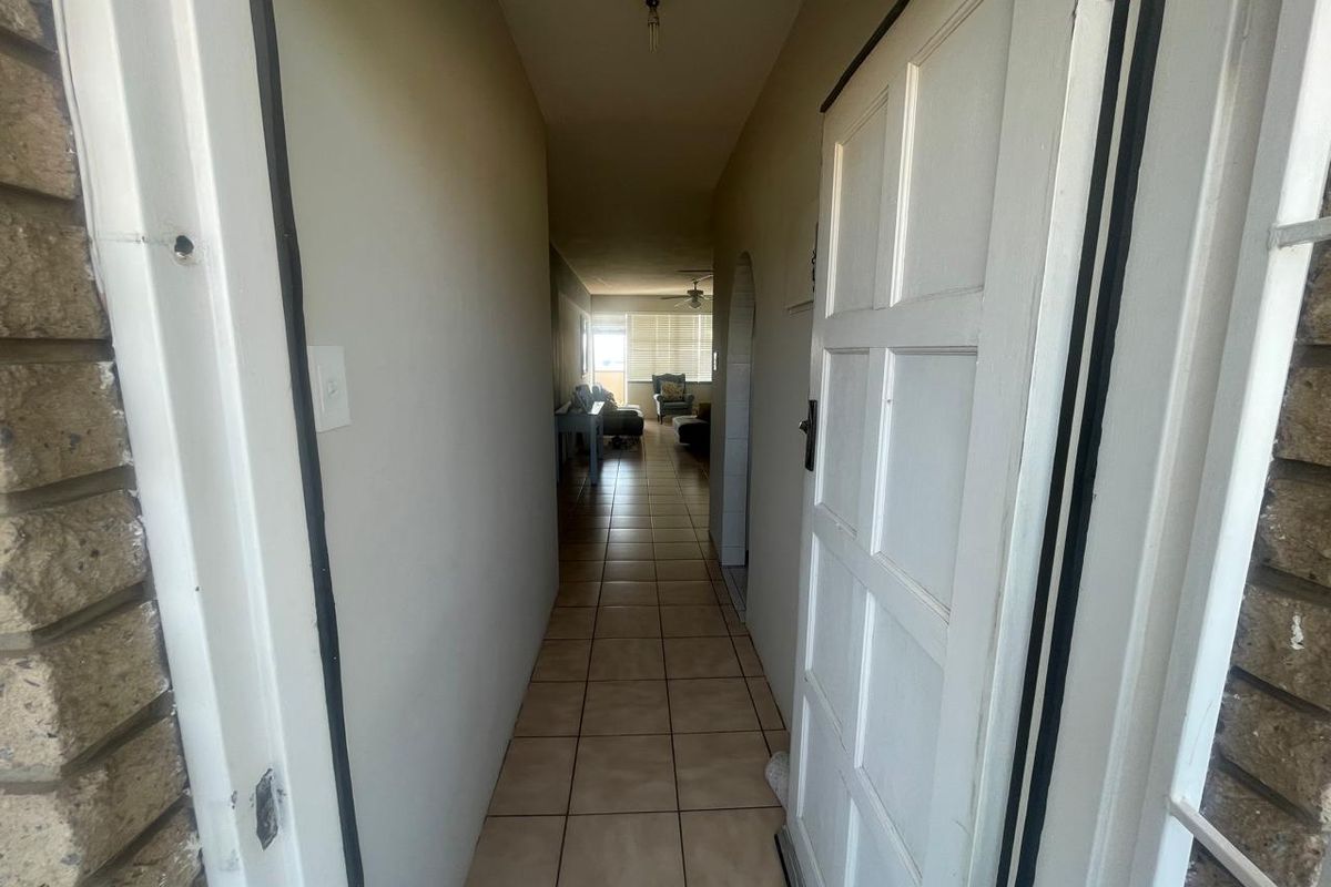Immaculate 2-Bedroom Apartment with WiFi Included - Photo 2