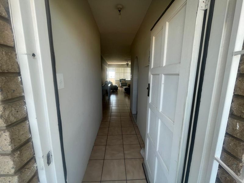 Immaculate 2-Bedroom Apartment with WiFi Included - Photo 2