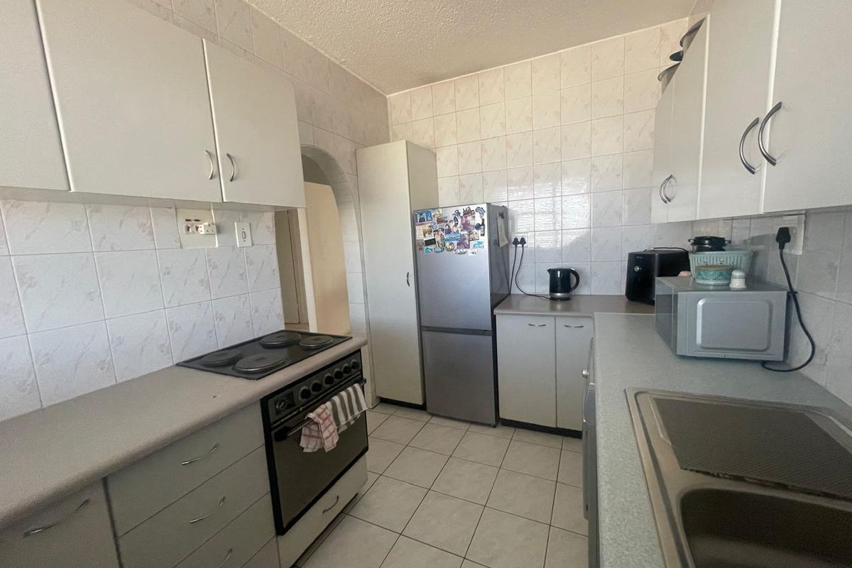 Immaculate 2-Bedroom Apartment with WiFi Included - Photo 5